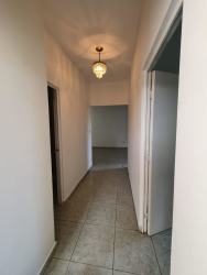 Second bathroom with vanity, mirror, floral curtain PH Vistas del Atlántico Colón Panama