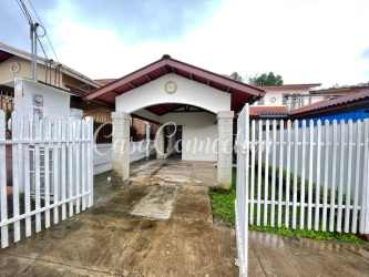 Covered parking inside fenced duplex with gate in rental La Fontana David Panama
