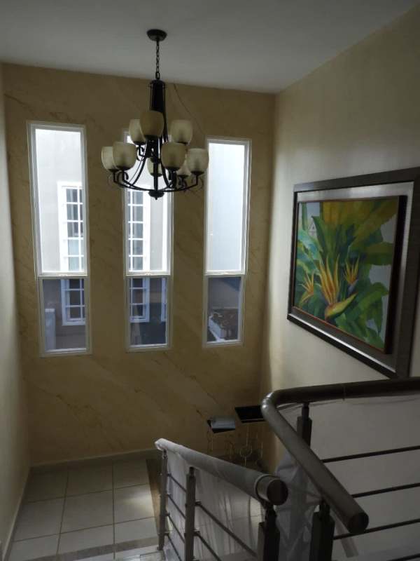 Spacious living room with entertainment unit, AC, tiled floor, window blinds in Panama house rental