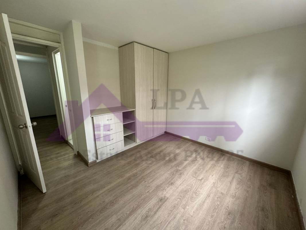 Modern bedroom with built-in wardrobe laminate floor PH Loma de Miramar Panama