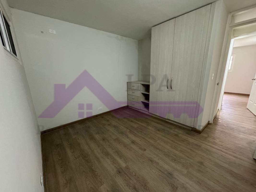 Spacious bedroom with wood laminate flooring and closet PH Loma de Miramar Panama