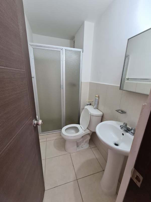 Modern kitchen equipped with white line appliances in PH Residencial Llano Bonito Panama