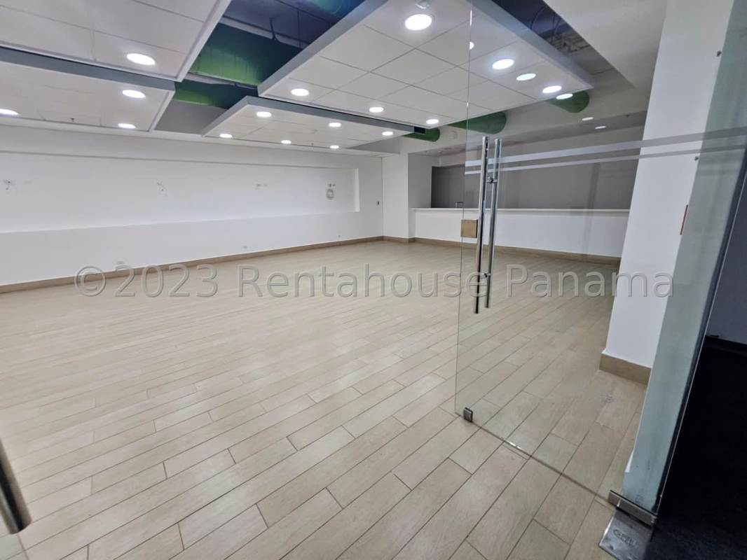 Private executive offices with glass walls in Plaza Santa María Panama