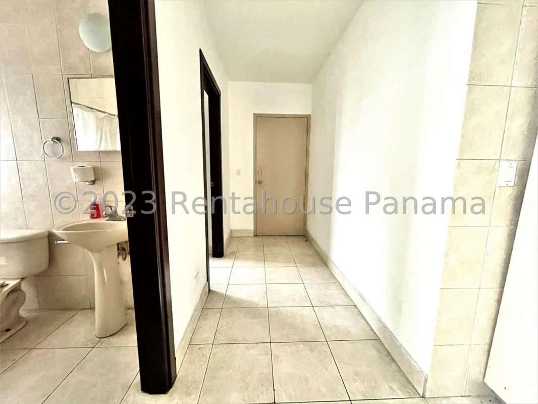 Luxury infinity pool overlooking the Pacific Ocean in PH Ocean Club Punta Pacifica Panama