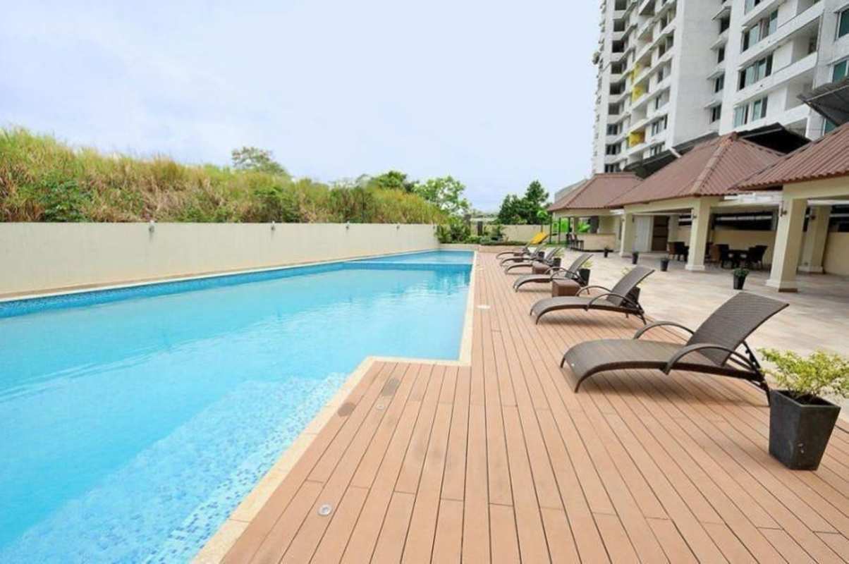 Bedroom with large window and closet space in PH Green Park Panama