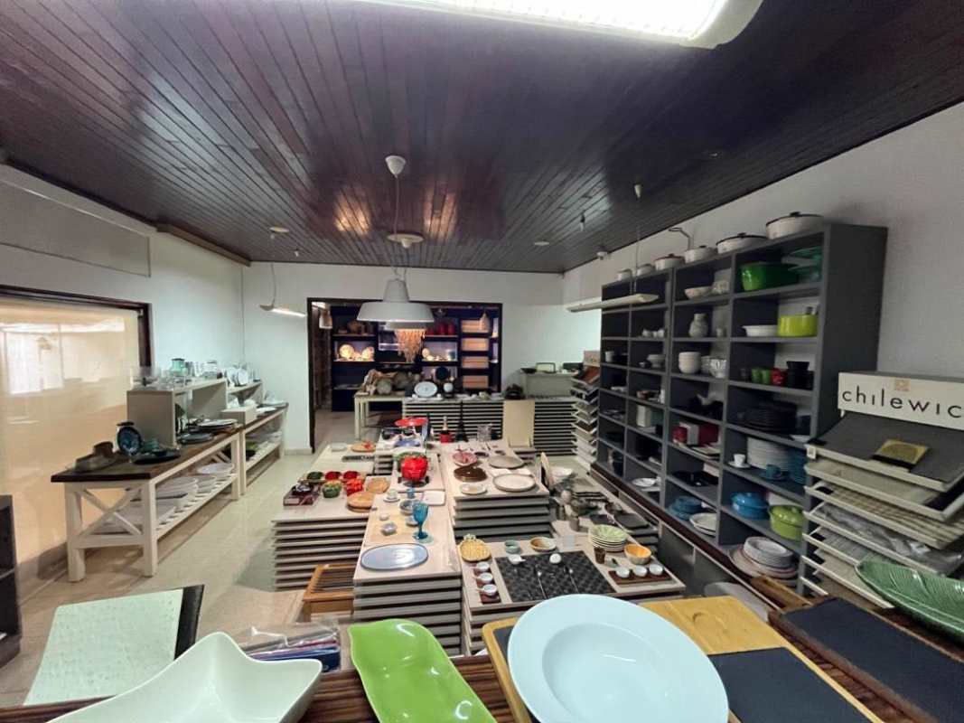 Interior space with shelving and kitchenware display in Altos del Golf house Panama