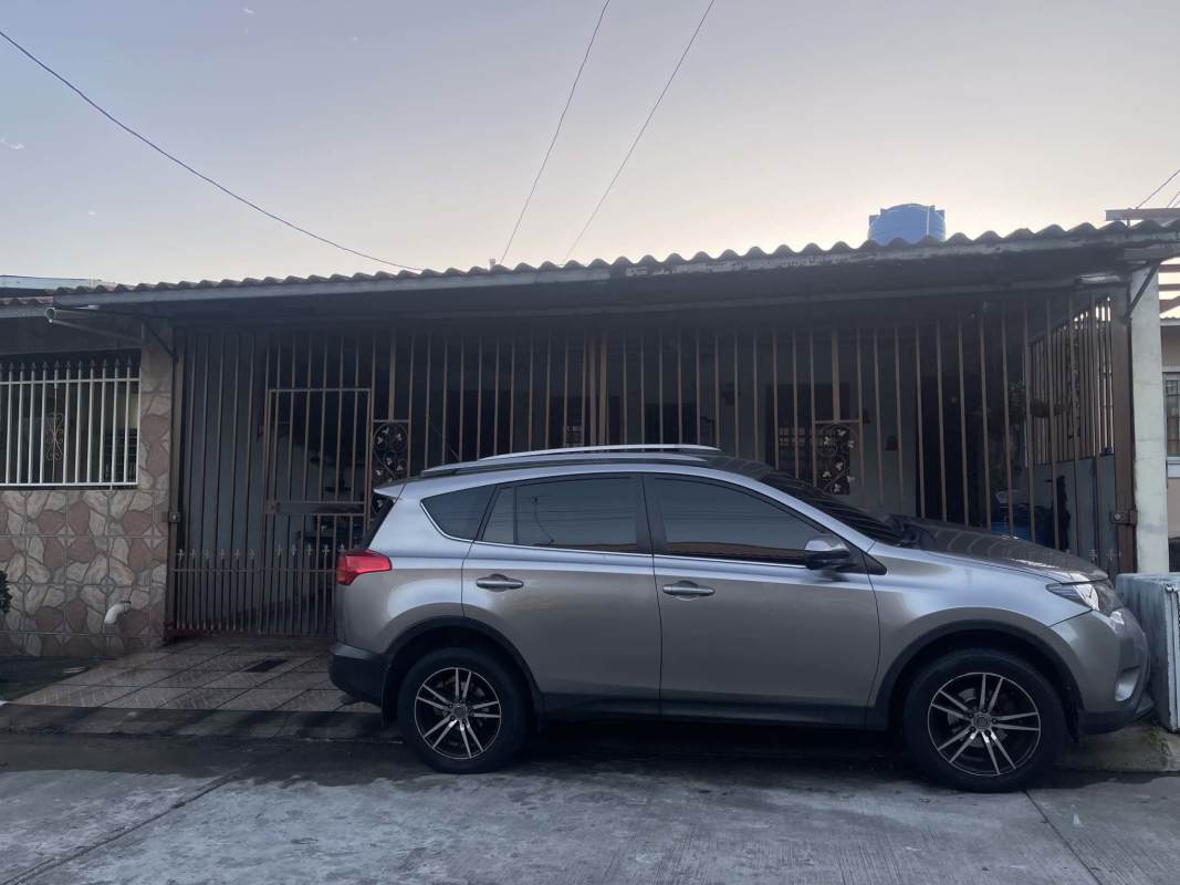 Single-story house with gated frontage and carport in Parque Santa Lucía Tocumen Panama