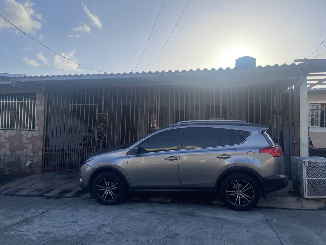 Single-family house exterior with gated porch and parking, Parque Santa Lucía Tocumen