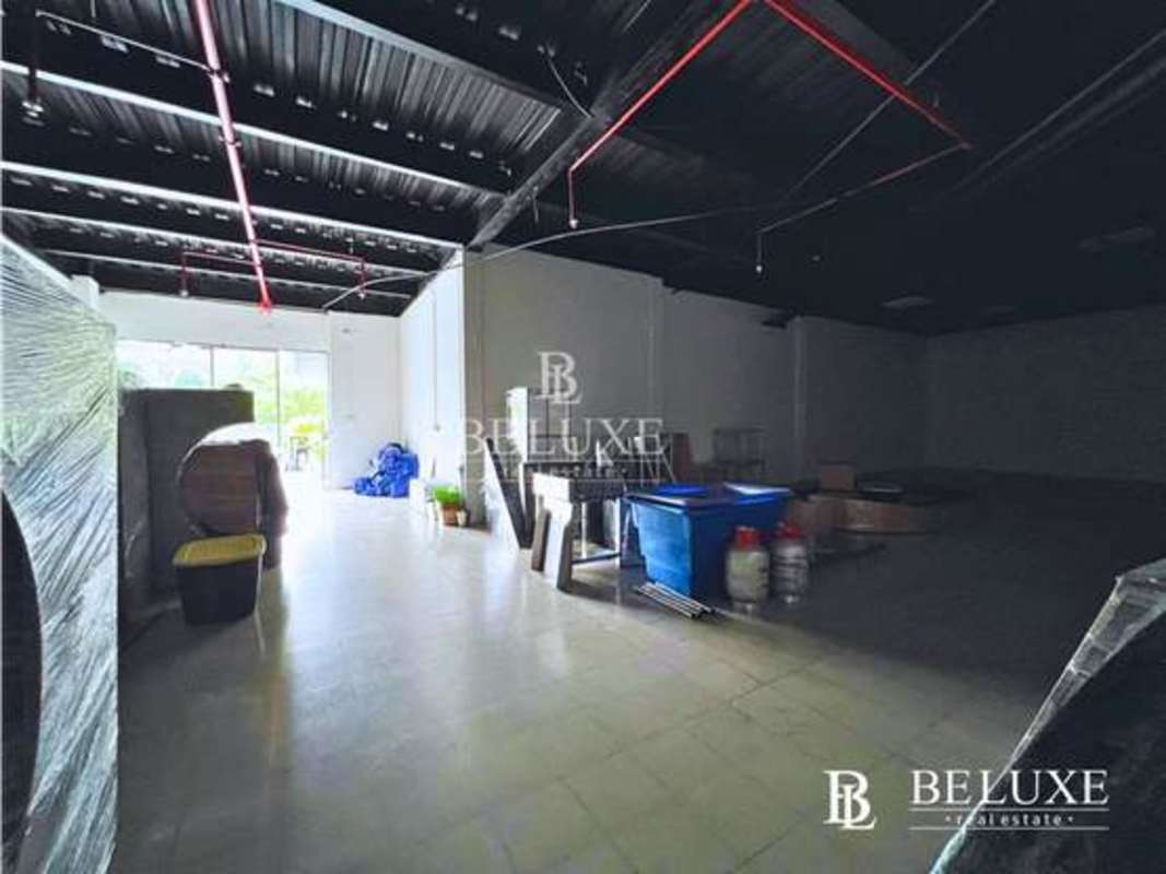 High ceiling commercial warehouse space with open floor and lighting in Panama