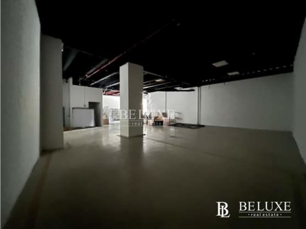 Large commercial retail space with high ceiling and concrete floor in El Cangrejo Panama
