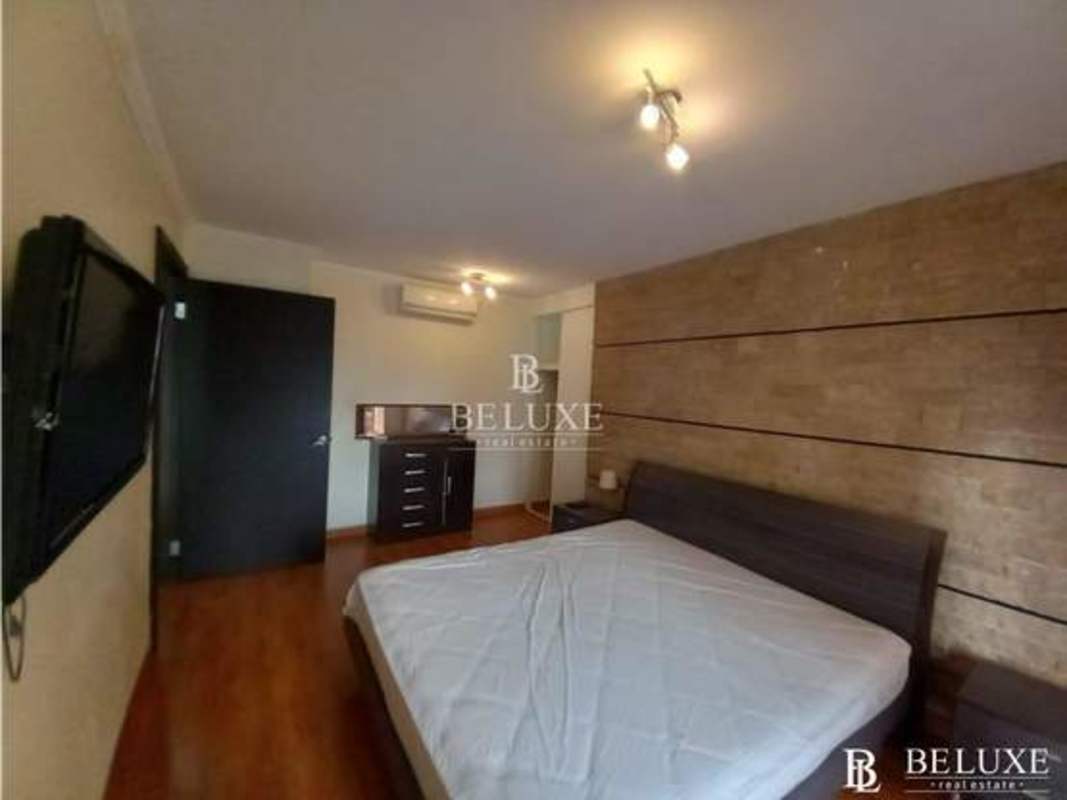 Bedroom with closet and large window views in PH Mediterráneo Loft El Cangrejo