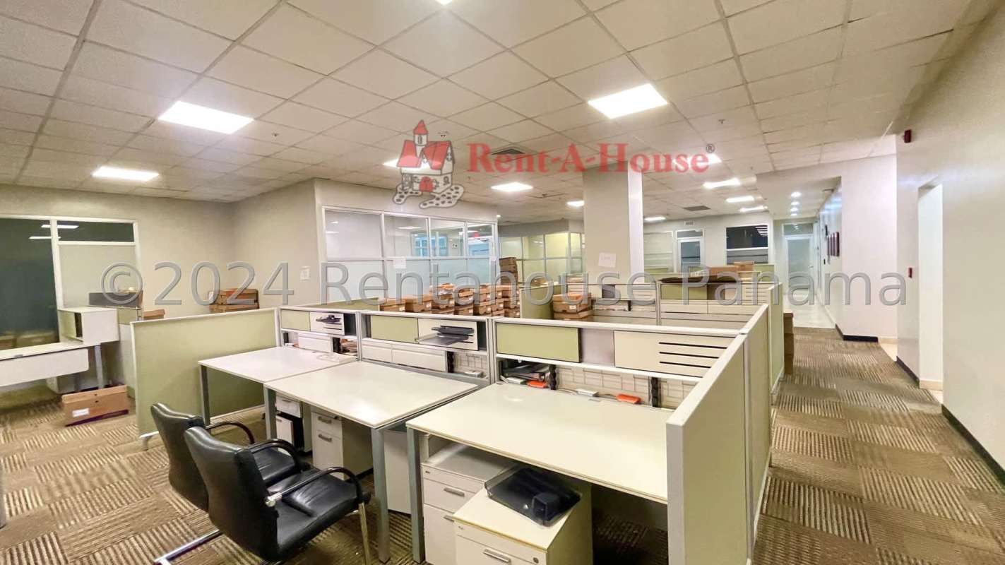 Open plan modern corporate workspace with glass partitions in PH Corporate Tower Panama