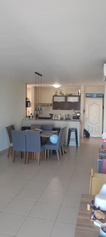 Open concept kitchen granite countertops with breakfast bar in PH Metropolitan One Panama City