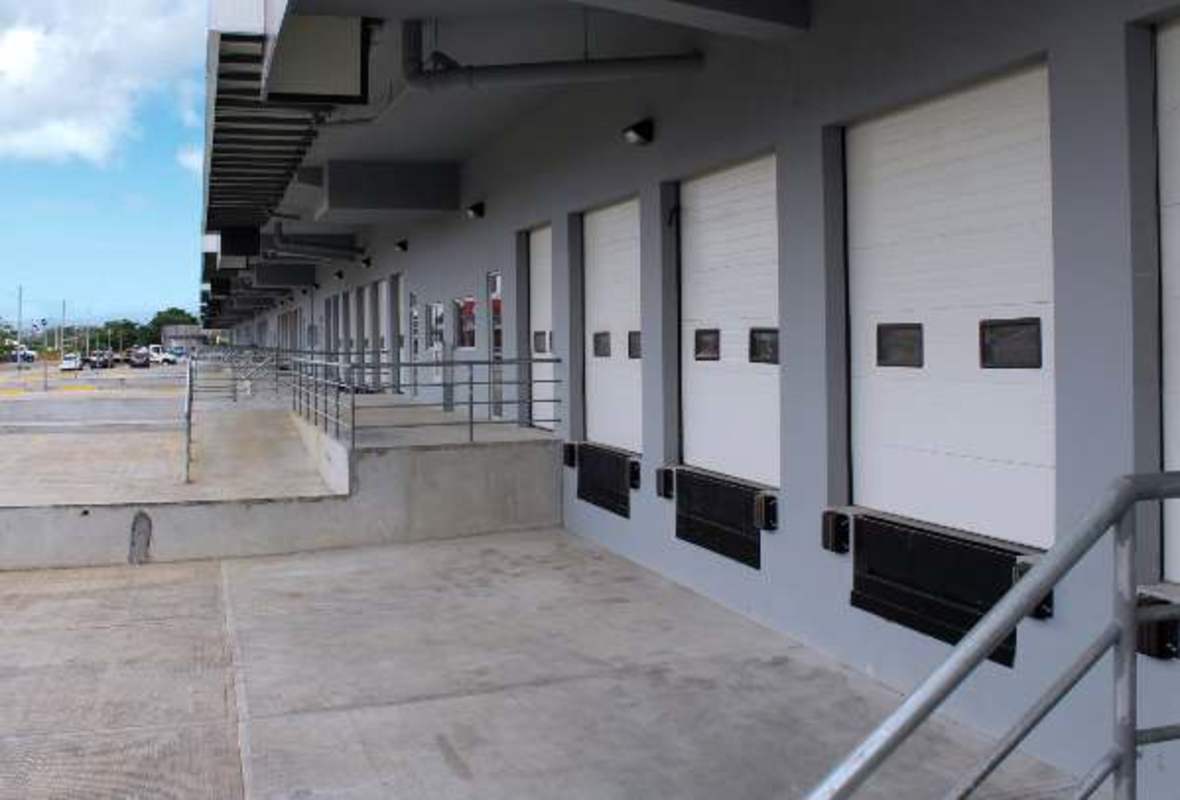 Spacious open industrial warehouse floor with mezzanine and exposed steel beams near Tocumen Airport Panama