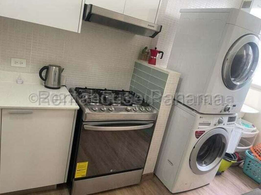 Contemporary bathroom with glass shower PH San Francisco Panama City