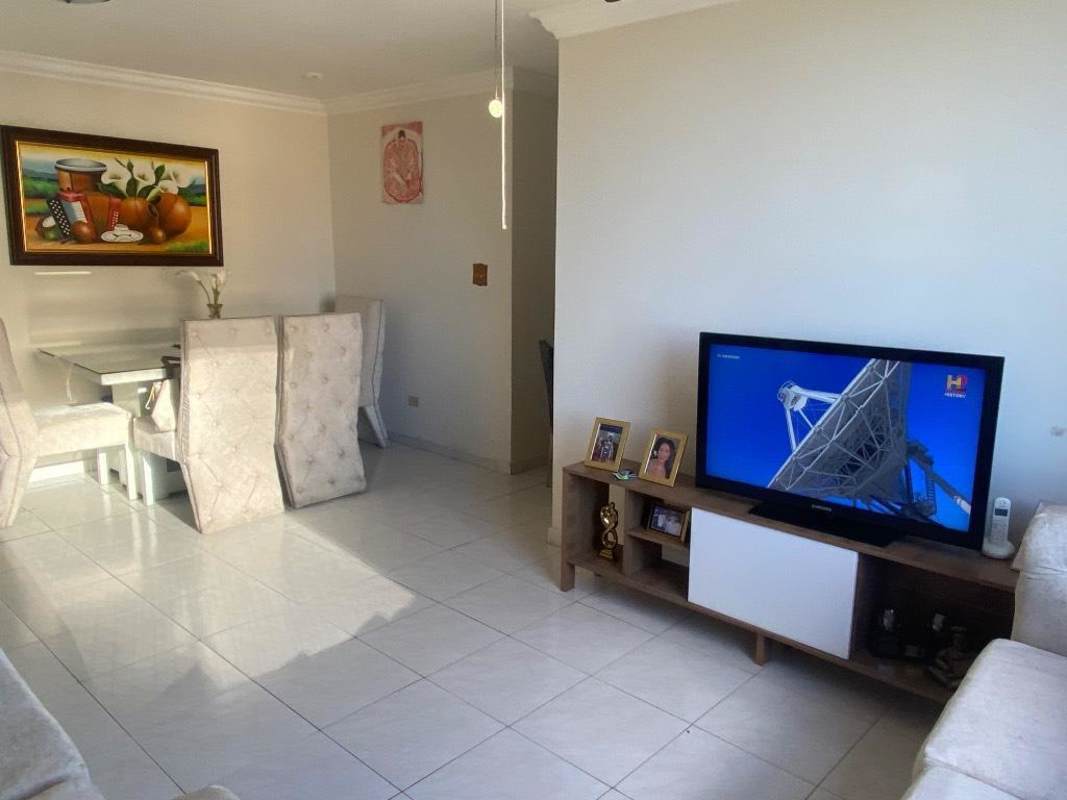 Modern kitchen with white cabinets, marble countertops, stove in PH Edison Park female shared apartment Panama City