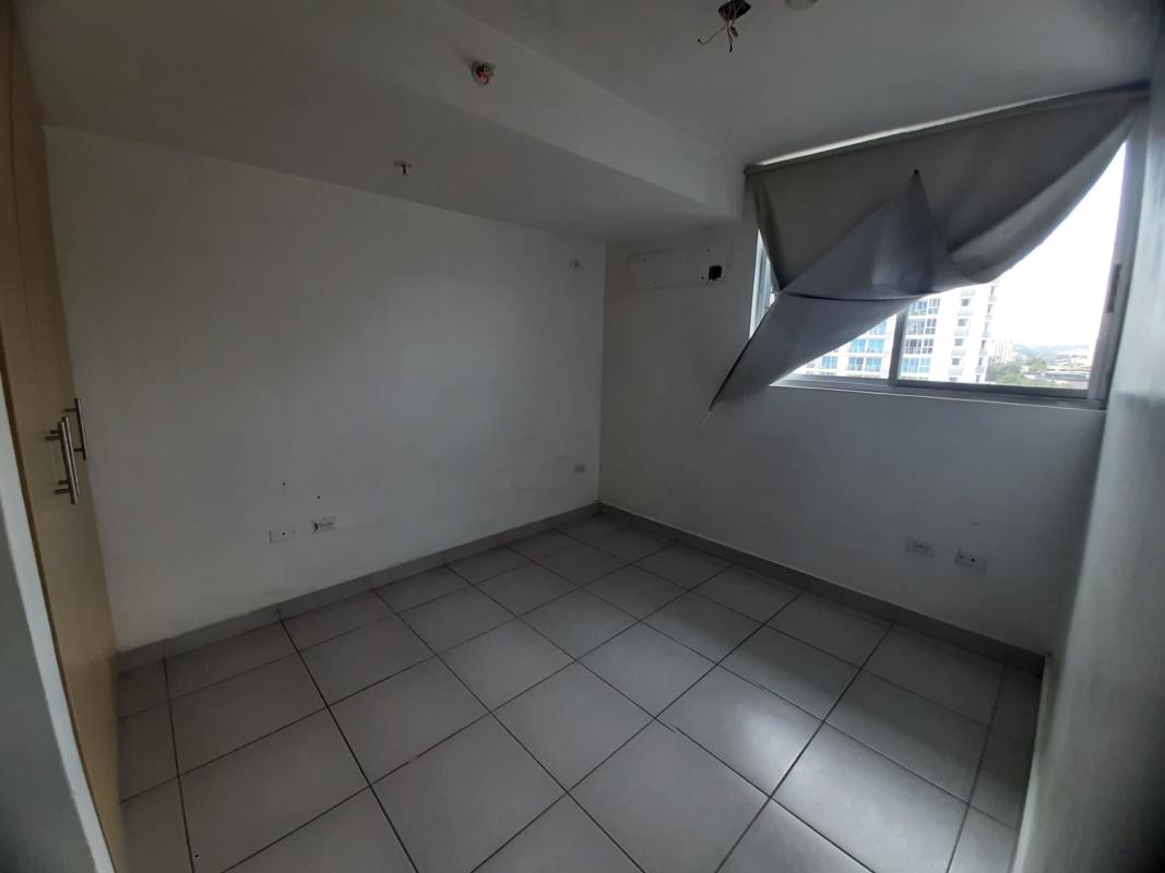 Bedroom with built-in closet and tiled floor PH Premium Via España Panama City