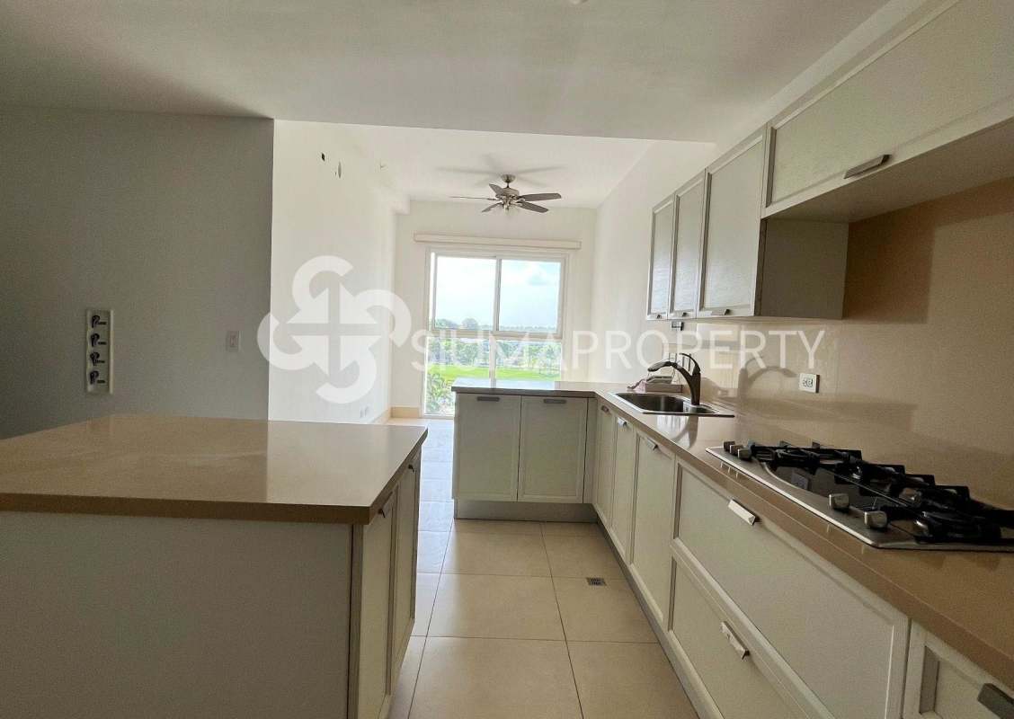 Spacious bedroom with golf course view balcony in PH The Reserve Santa Maria Panama