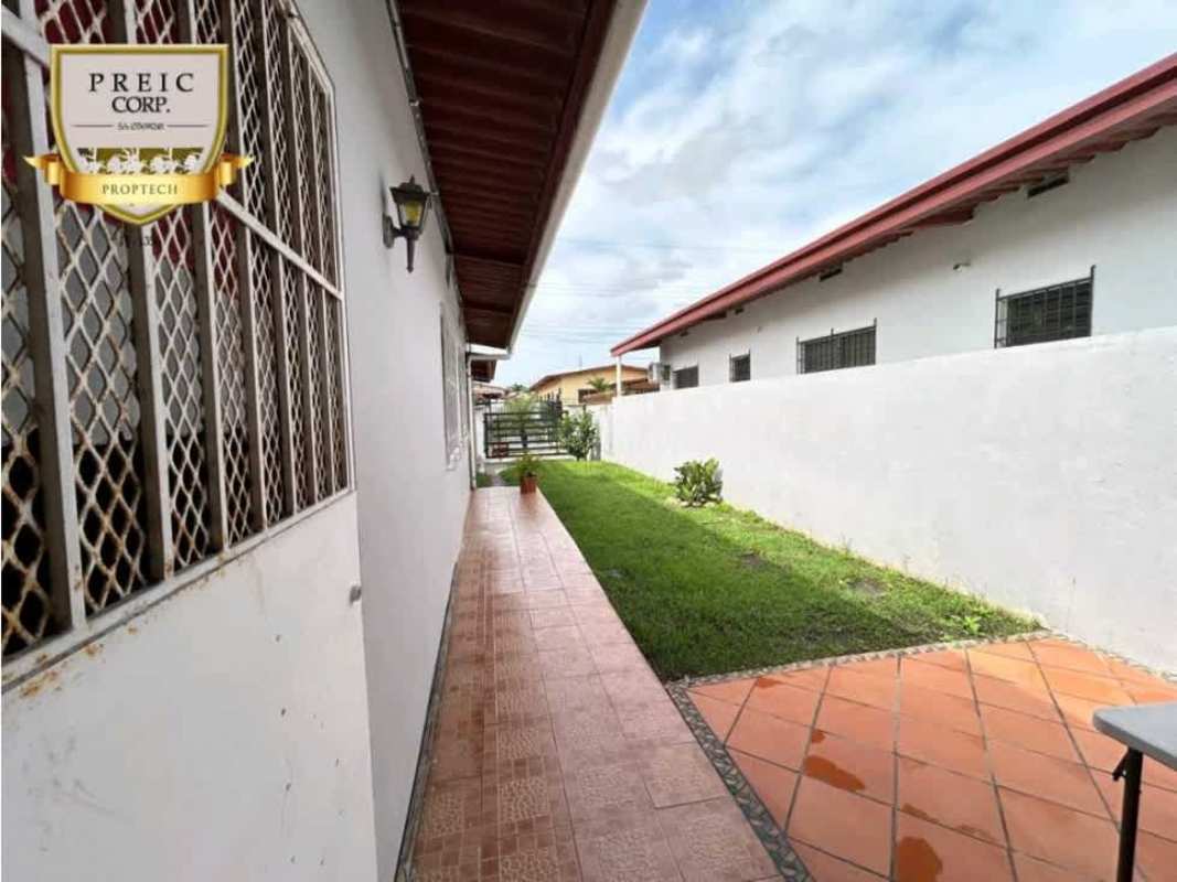 Bedroom featuring window with bars, study area and ceiling fan PH Lomas del Golf Panama