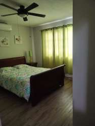 Spacious master bedroom with air conditioning and large window in PH Villa de Ensueños Panama