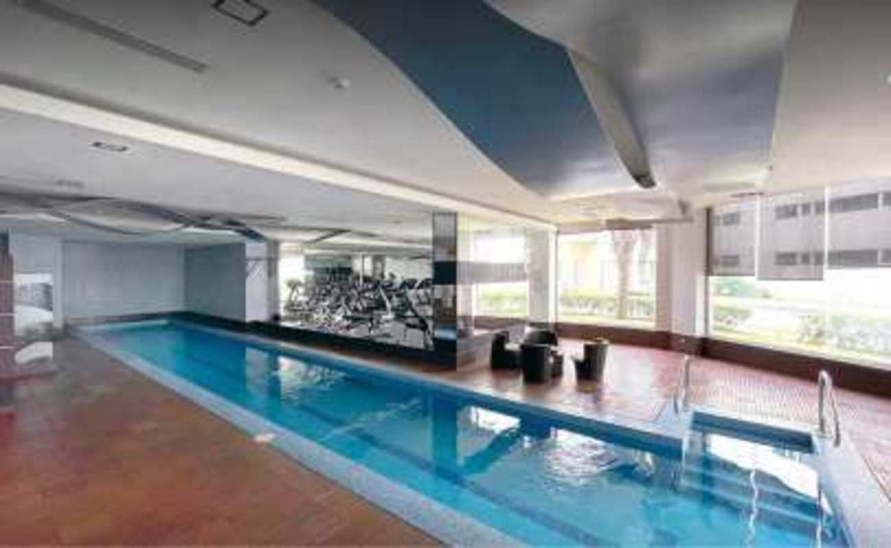 Double-height living area with city views and large windows Loft 41 Panama