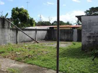 Large fenced outdoor yard with concrete and grass, residential house in Vista Alegre