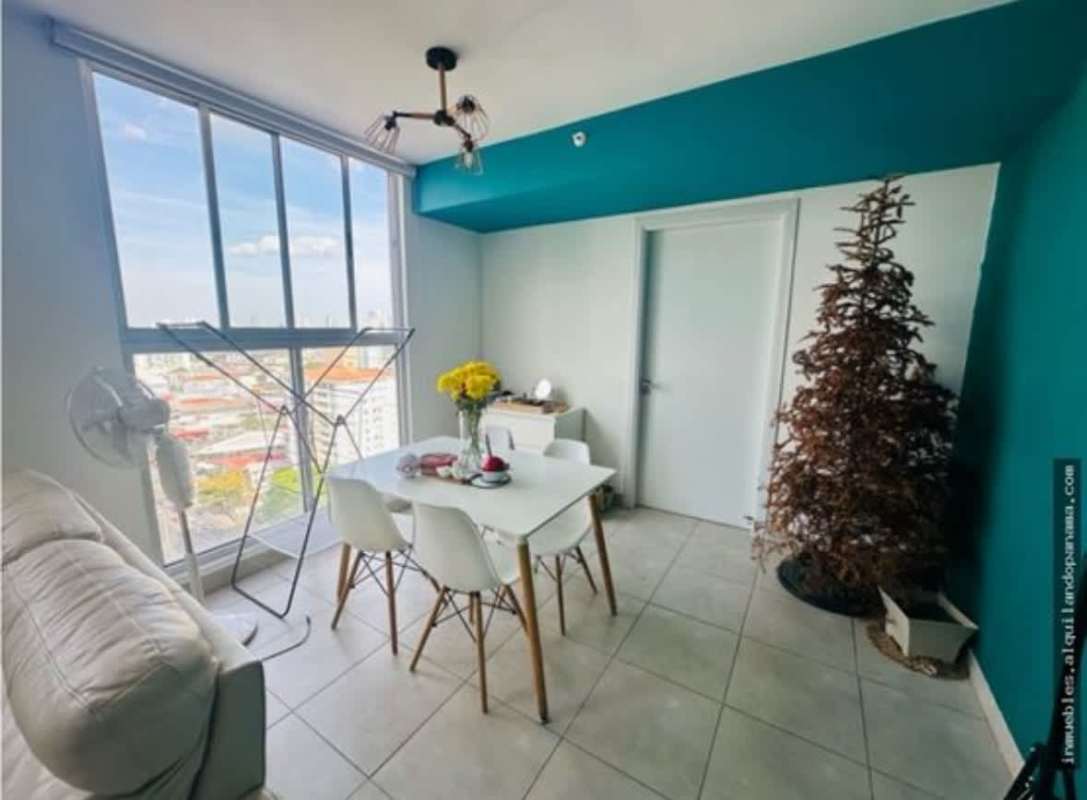 Bright dining space with large windows, city views, modern decor in PH Gaudi apartment Panama