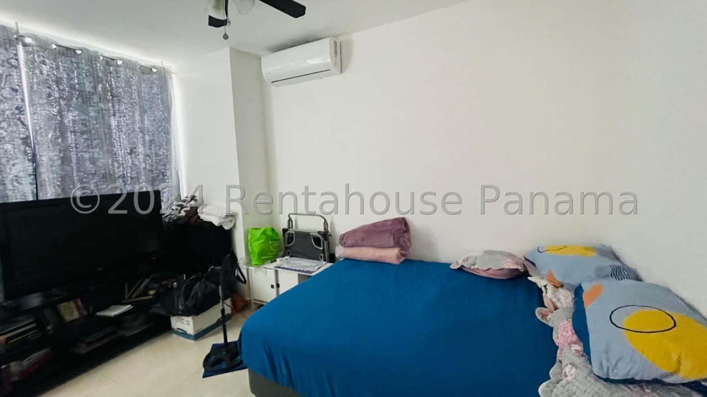 Bedroom with natural lighting and closet at Vivendi Towers Edison Park Panama