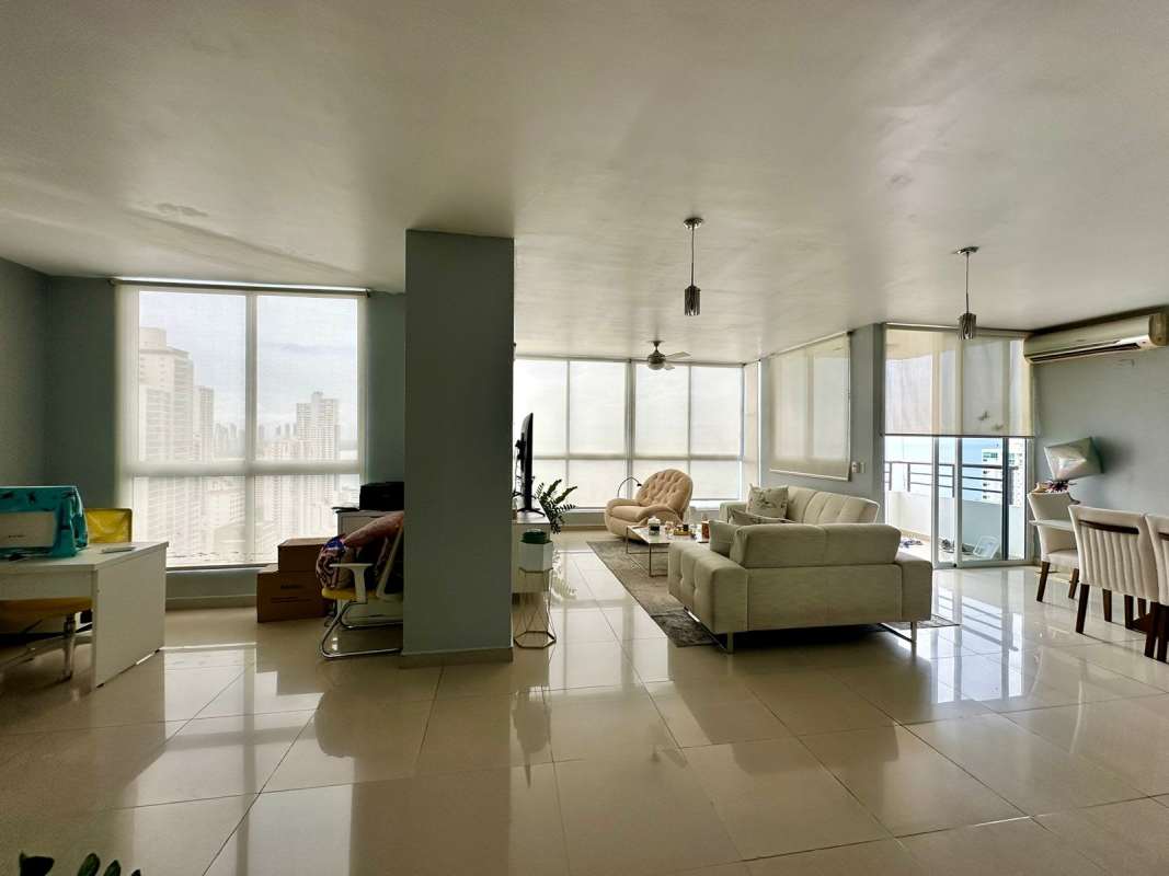 Dining space with large windows and ocean view PH Coco del Mar Panama