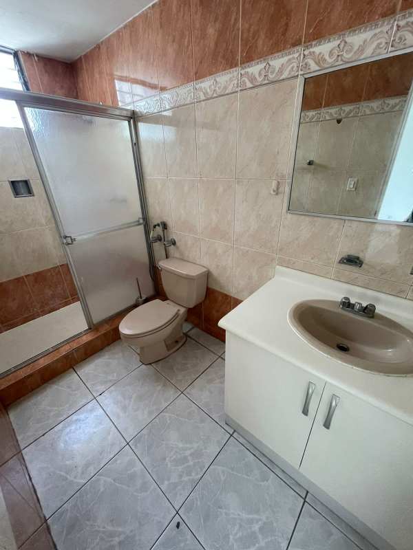 Spacious bright kitchen with granite countertops and cabinetry PH Rocamar Avenida Balboa Panama