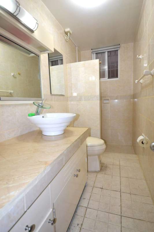 Bathroom with vessel sink, walk-in shower, beige tiles, countertop at PH Cádiz Panama