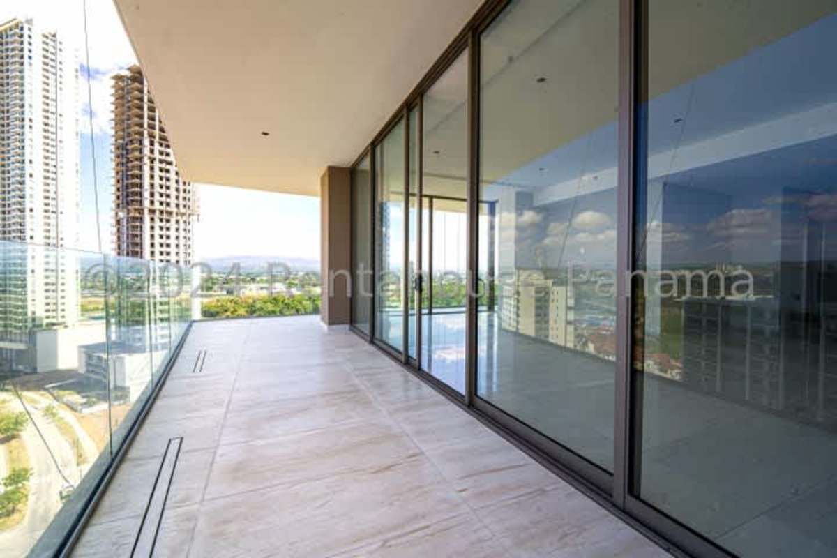Resort-style infinity swimming pool overlooking golf course PH La Majestic Santa María Panama