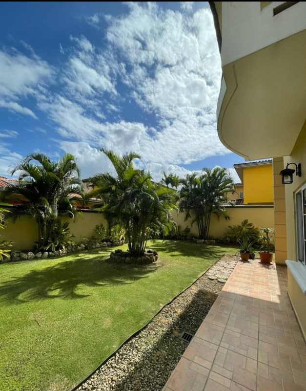 Private tropical garden and green backyard space in Panama City villa for sale