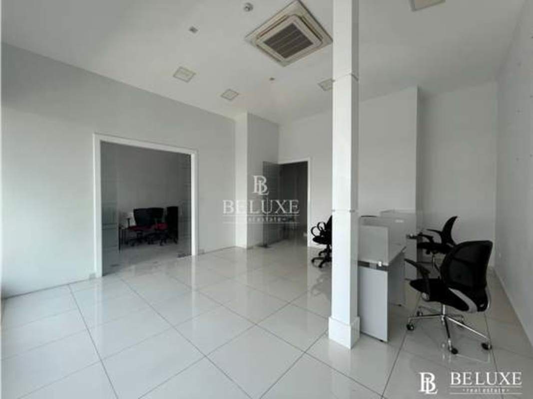 Bright open office workspace with tiles, glass walls, and desks in PH Neo Plaza Panama