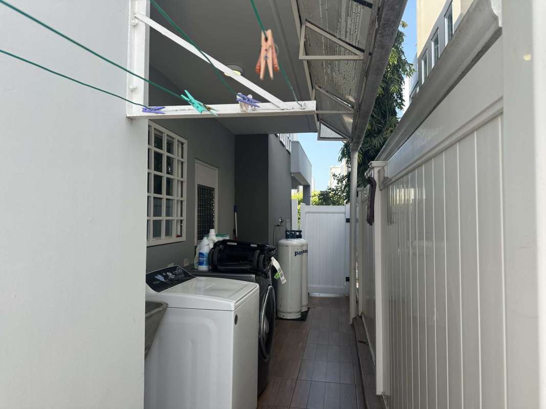 Large bedroom with window, AC and built-in closet at PH Victoria house for sale Panama