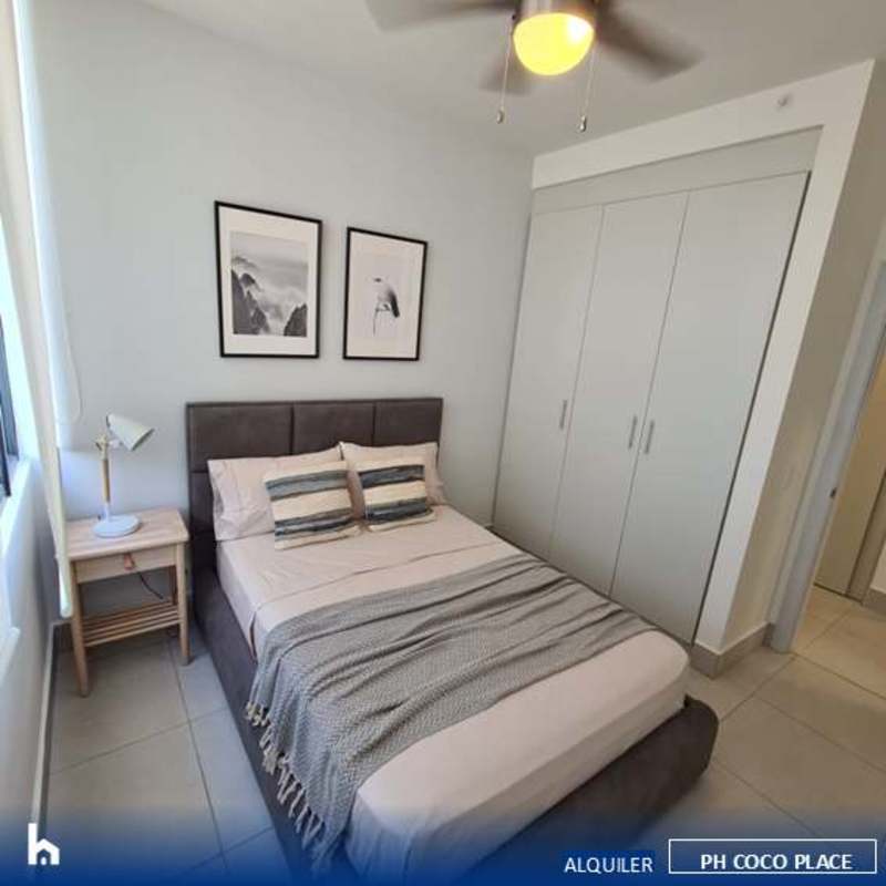 Modern walk-in closet with built-in shelves and hanging space in PH Coco Place Panama