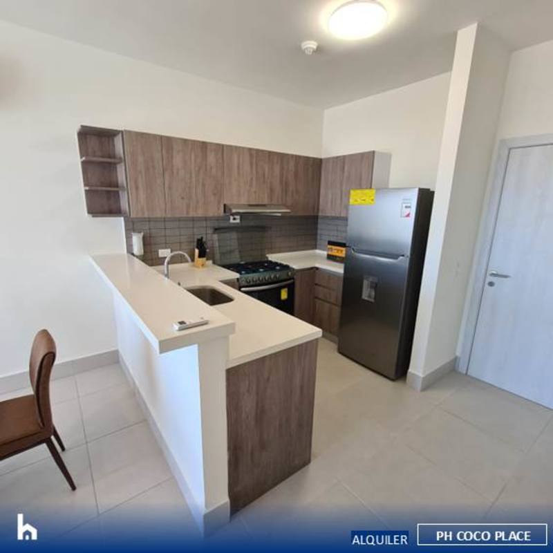 Modern bathroom with glass shower, tile design in PH Coco Place Panama City