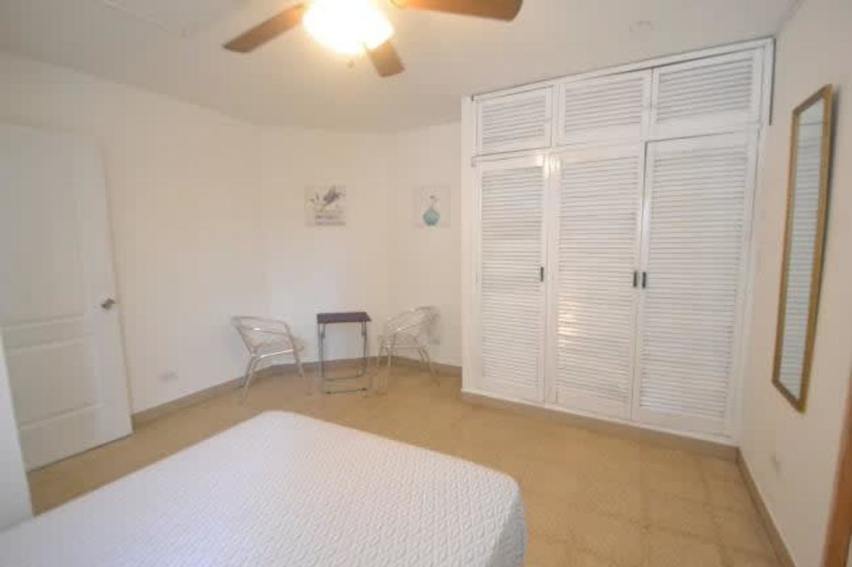 Bright minimalist studio apartment in PH Adir El Cangrejo with fan and large closet