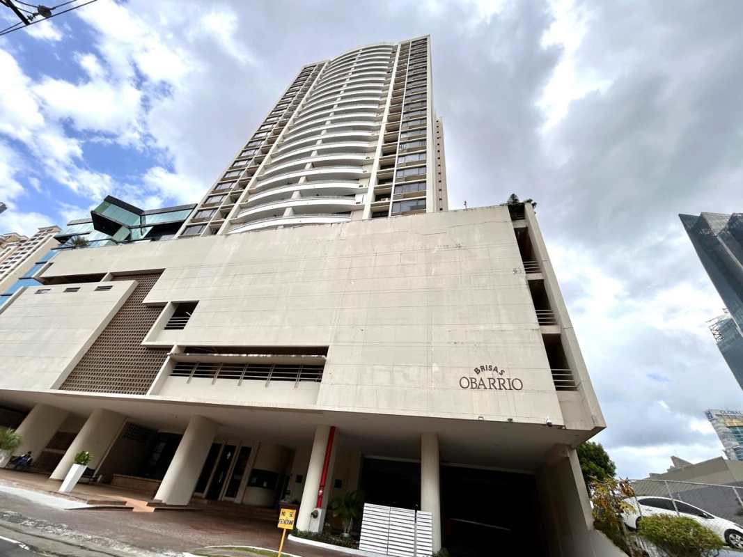 Covered lounge terrace with bar and seating area overlooking Panama City skyline at PH Brisas de Obarrio