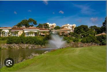 Water pond with fountain and golf course PH Tucan Panama Pacifico