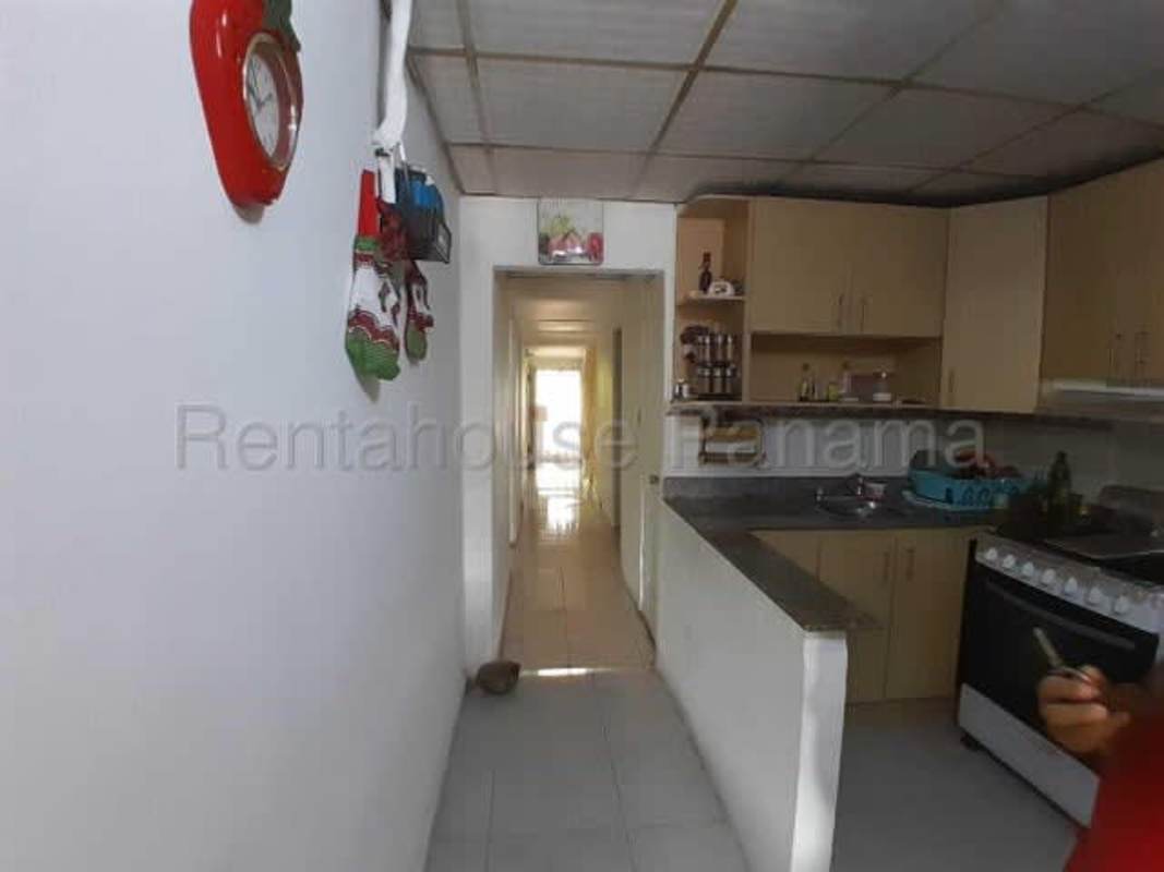 Spacious bedroom with red bedspread, ceiling fan and AC at Parque Real Tocumen Panama City