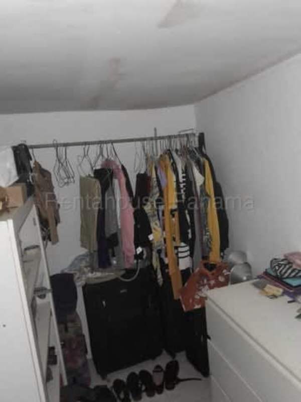 Exterior view of yellow home with driveway and gate in Parque Real Tocumen