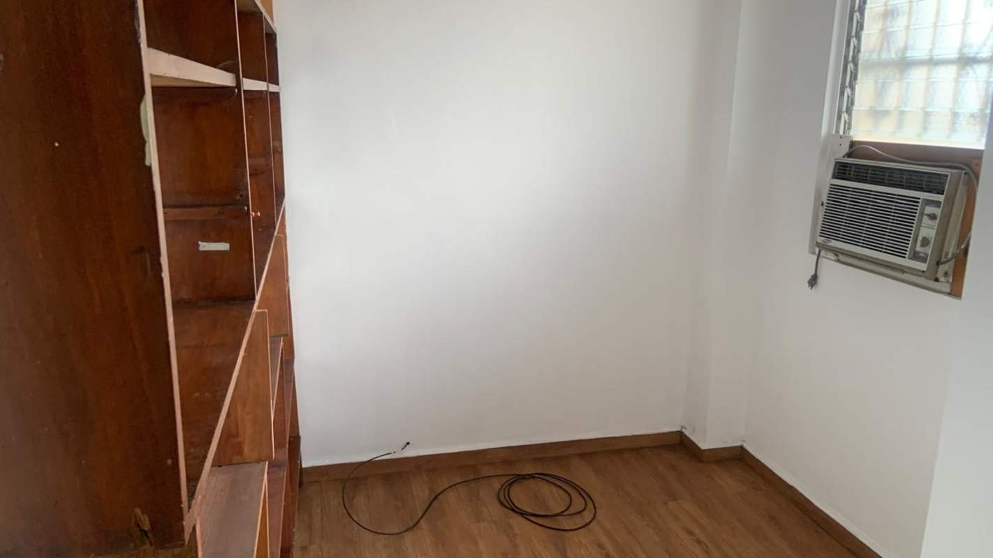 Bedroom with window view and built-in closet in Edificio Monserrat Obarrio Panama