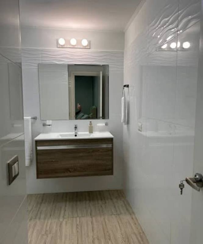 Bedroom with tufted headboard and wardrobe PH Coco del Mar Panama City