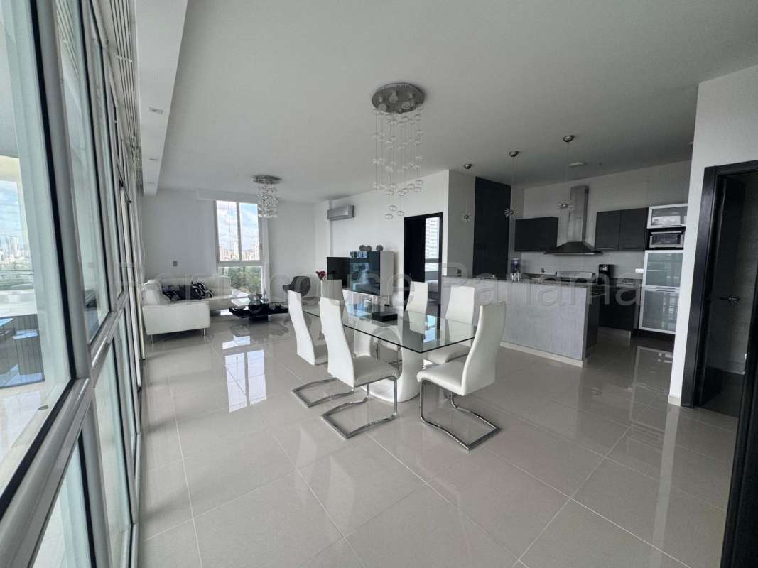 Spacious master bedroom with city views and en-suite bathroom at PH Quadrat Panama