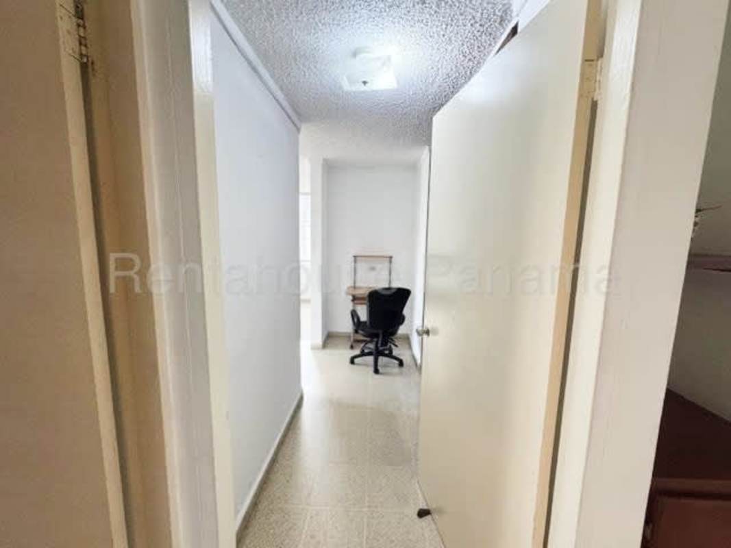 Guest bedroom with two beds, AC, closet space PH Marina Plaza Panama City