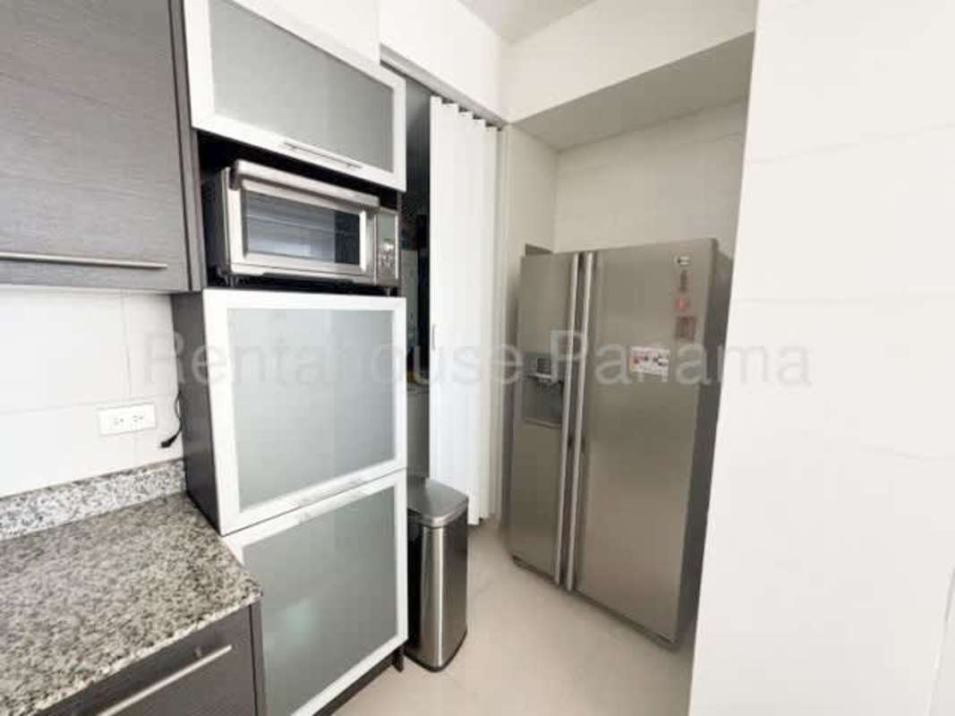 Furnished master bedroom with large windows and city view in PH San Francisco Tower Panama City