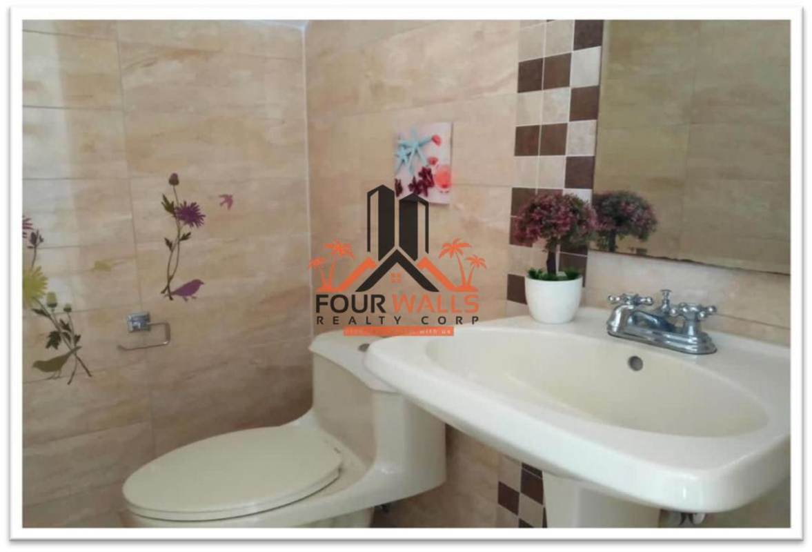 Bathroom decorated with floral decals beige tiles PH Augusta Brisas del Golf Panama