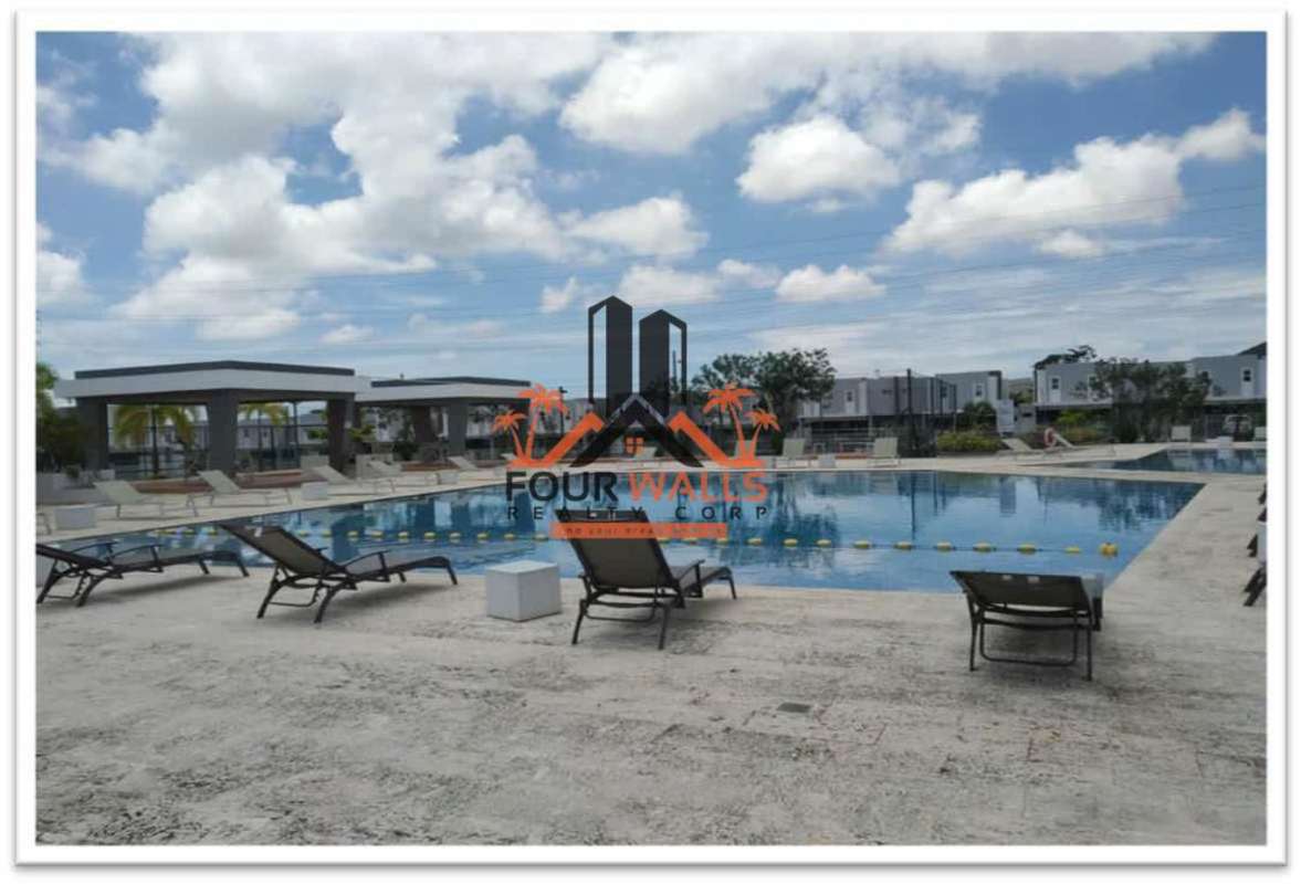 Backyard with green grass and tiled patio PH Augusta Brisas del Golf Panama