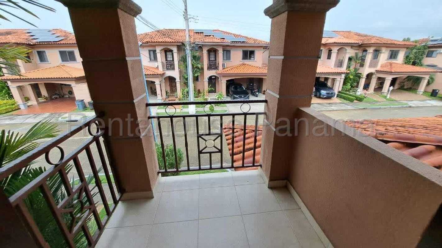 Bedroom with AC, built-in closet and balcony access in Versalles gated community